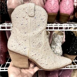 Betsey Johnson Diva Ivory western boots, size 9